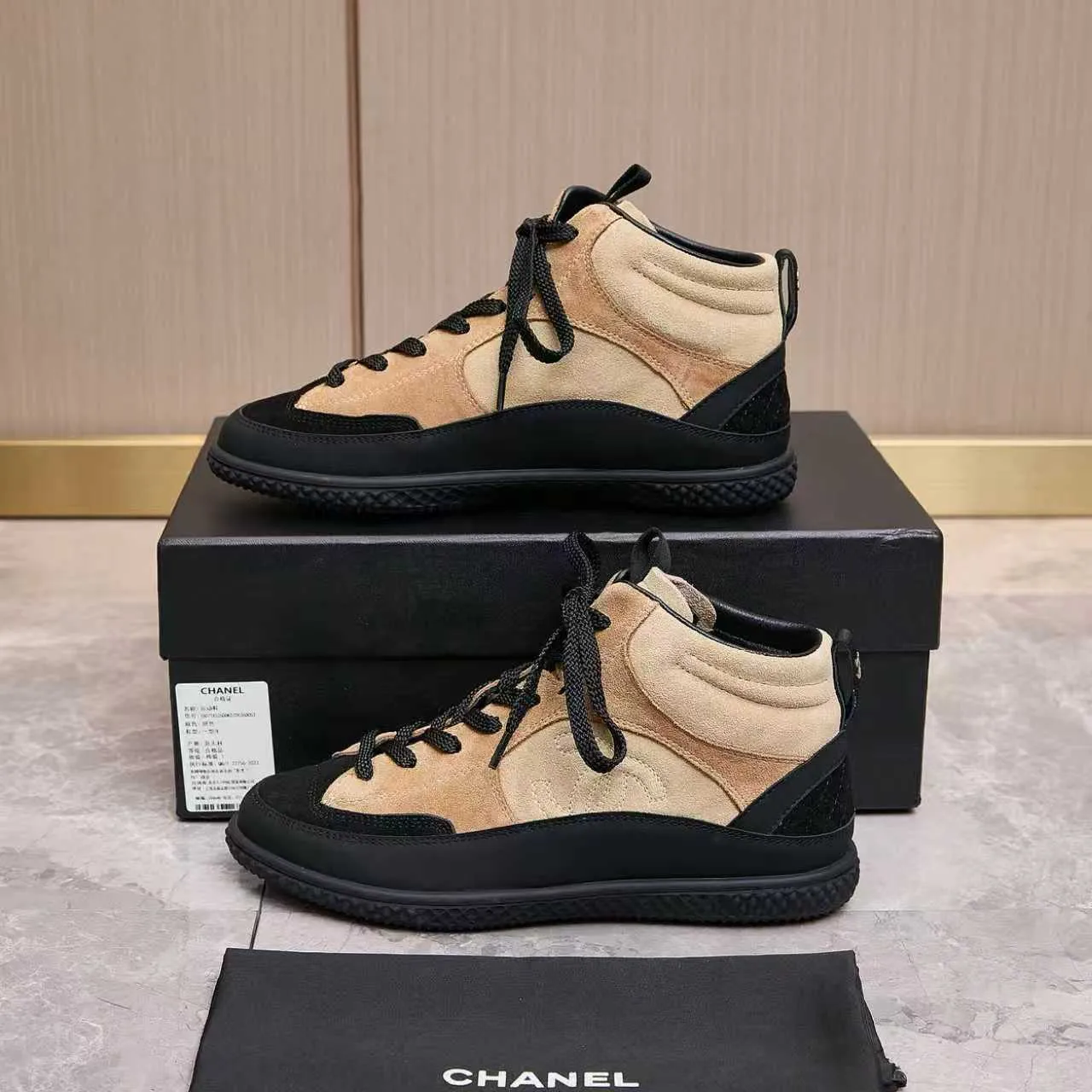Men's men's shoes pP660! Chanel Chanel - 2025 counter top casual sneakers This classic design; the upper is electro-embroidered with a variety of techniques; the outsole is fashionable and sporty; the unusual inclusion of a variety of color matching elements... The diversified mix and match is very beautiful and versatile, casual, fashionable, sports and outdoor can be taken into account... ꫛꫀꪝ Go➫ Materials: ❶Upper is made of: original imported mercerized leather cow suede ❷Inner lining: original imported breathable sheepskin lining ❸Outsole is based on: original TPU combination outsole, full set of boutique packaging for women 35–41